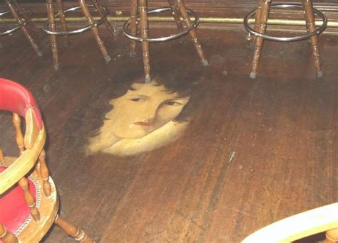  The Face on the Barroom Floor -  En Mordgåta Med Mystik Och Spänningsfylld Undergång